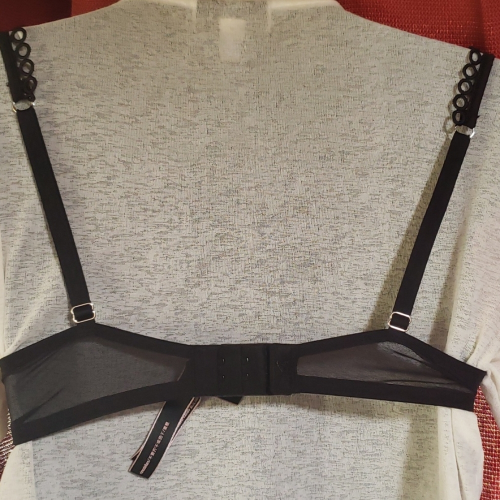 Victoria's Secret bra and hipster panty set - Picture 3 of 8
